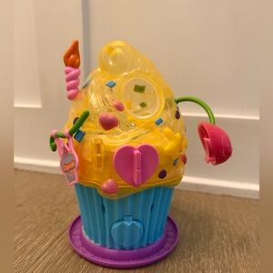 Squinkies Cupcake Surprize Bake Shop Dispenser Toy Playset Accessories 2011